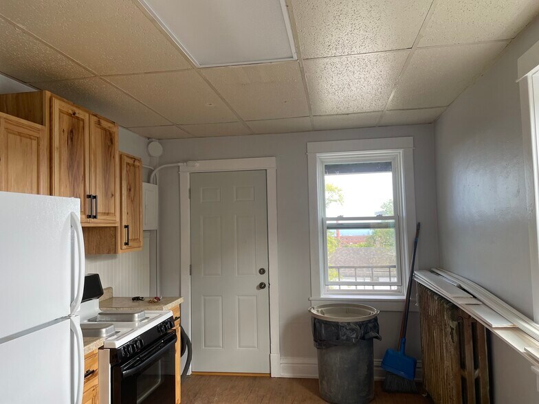 Building Photo - 432 E 7th St