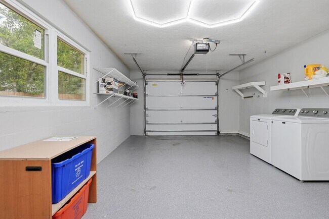 Building Photo - Roomy 3 bedroom 2 bath with great fenced yard