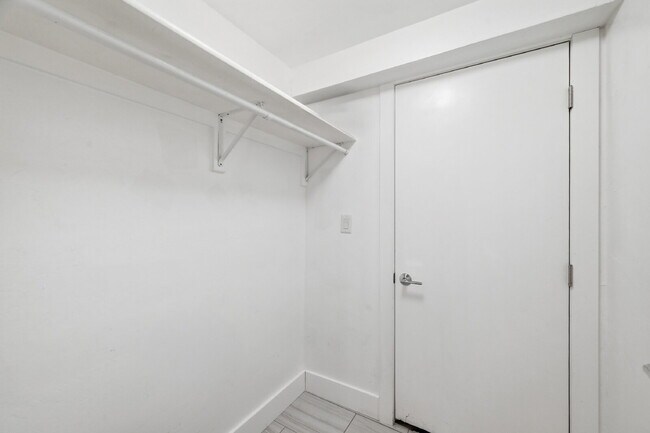 Building Photo - $2,495.95 - 2 Bed, 2 Bath Townhome In Denver with Central AC and In Unit Laundry!