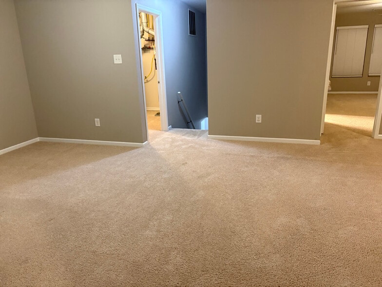 Building Photo - 722 Sinclair Dr