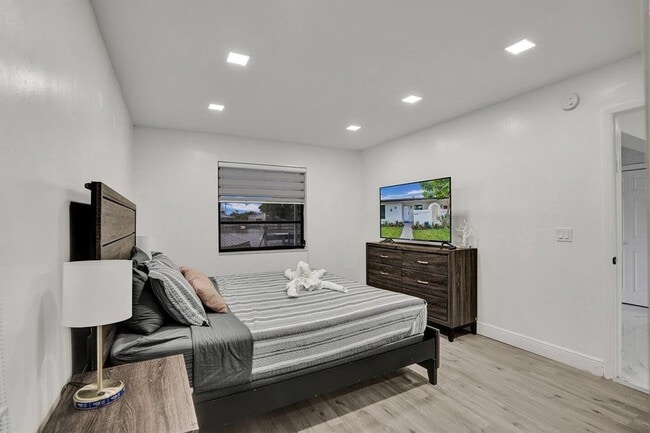 Building Photo - 5434 SW 25th Ave