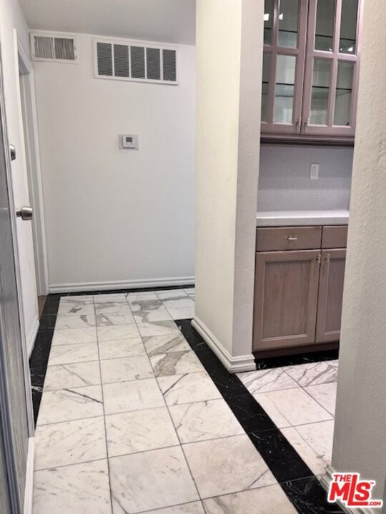 Building Photo - 906 N Doheny Dr