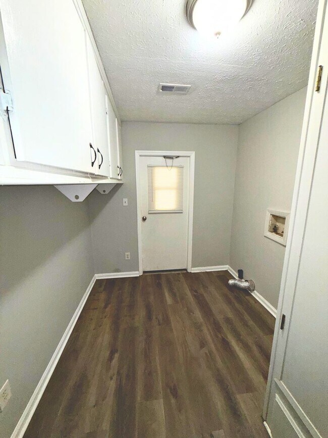 Building Photo - AVAILABLE NOW!!!