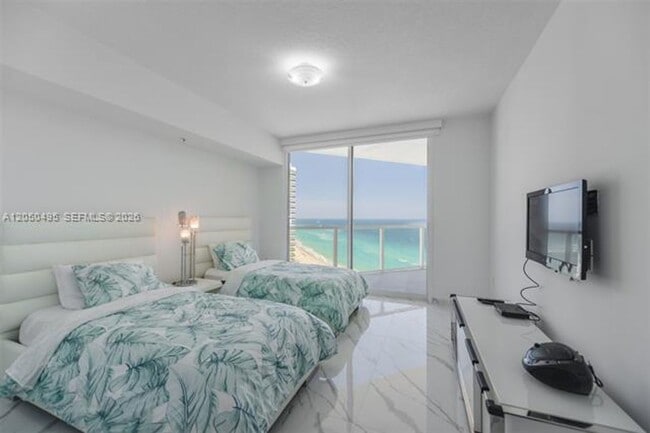 Building Photo - 16699 Collins Ave
