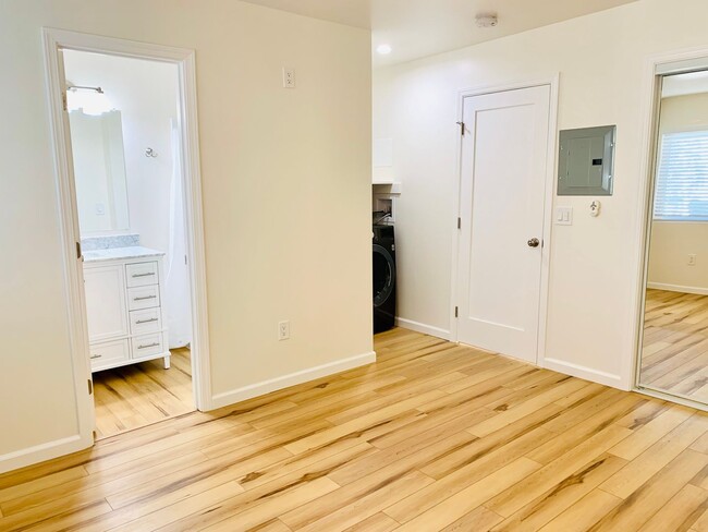 Building Photo - LIVE NEAR THE BEACH & MISSION BAY! 1BD/1BA...