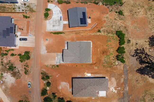 Building Photo - Paradise- 2 bed 2 bath +Bonus room, No Pets, Garage, fenced yard, RV parking