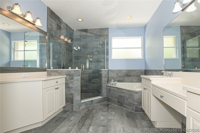 Building Photo - 2206 SW Cape Cod Dr