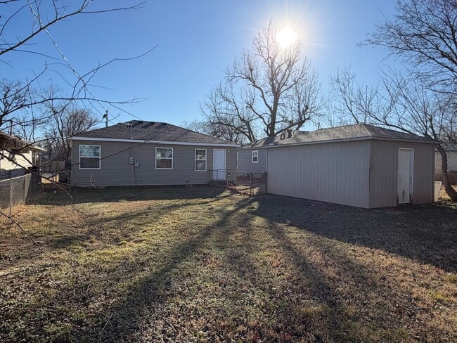 Building Photo - 304 W Chicago St