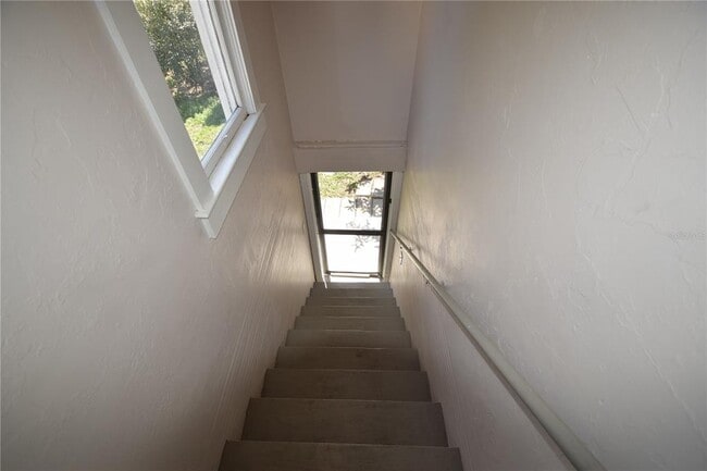 Building Photo - 906 Vistabula St
