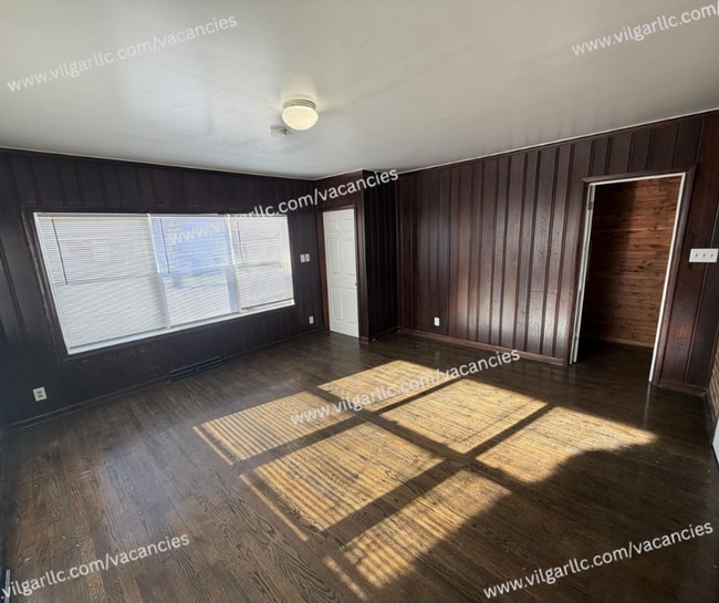 Building Photo - FOR RENT — SPACIOUS 3 BED / 2 BATH HOME