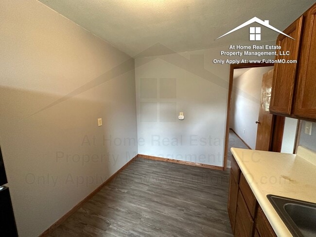 Building Photo - 911 Castlewood Ave