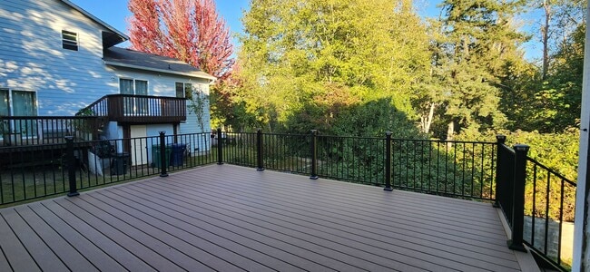 Building Photo - 5 bedroom 2.5 Bathroom single family home ...