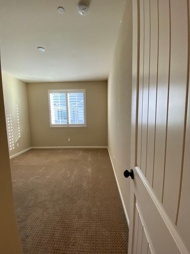 Building Photo - Livermore 3BD/2.5BA Townhouse in Great Neighborhood!