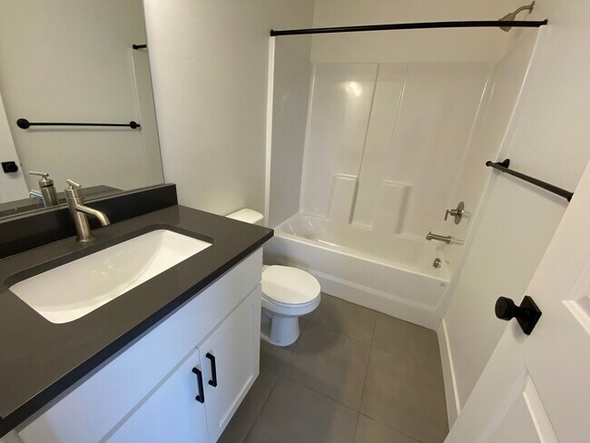 Building Photo - Beautiful Newer Rockwell Ranch Townhome (End Unit)
