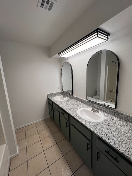 Building Photo - 922 Turtle Creek Dr