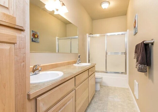Building Photo - Spacious 3-Bedroom Home with Private Backy...
