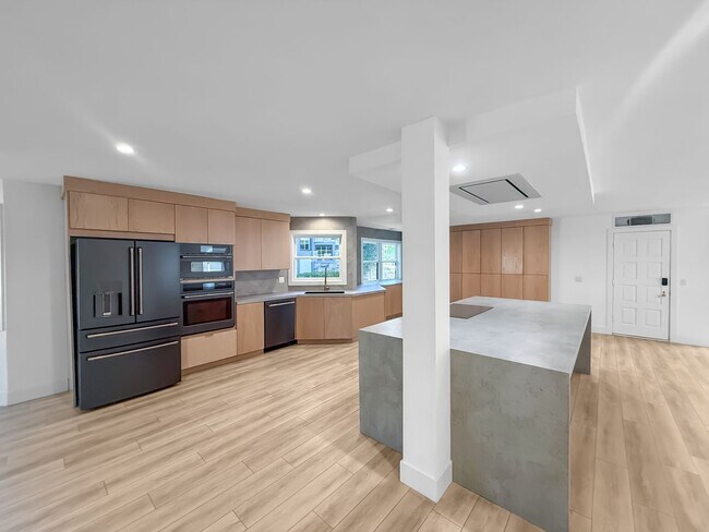 Building Photo - Stunning 4B/3BA House in Gated Community in Carlsbad!