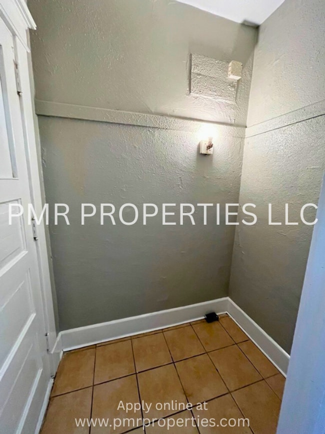 Building Photo - 3Bedroom/1Bathroom Home