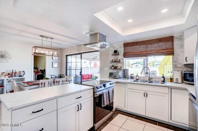 Building Photo - 1648 W Grovers Ave