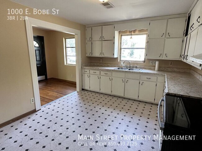 Building Photo - 1000 E Bobe St