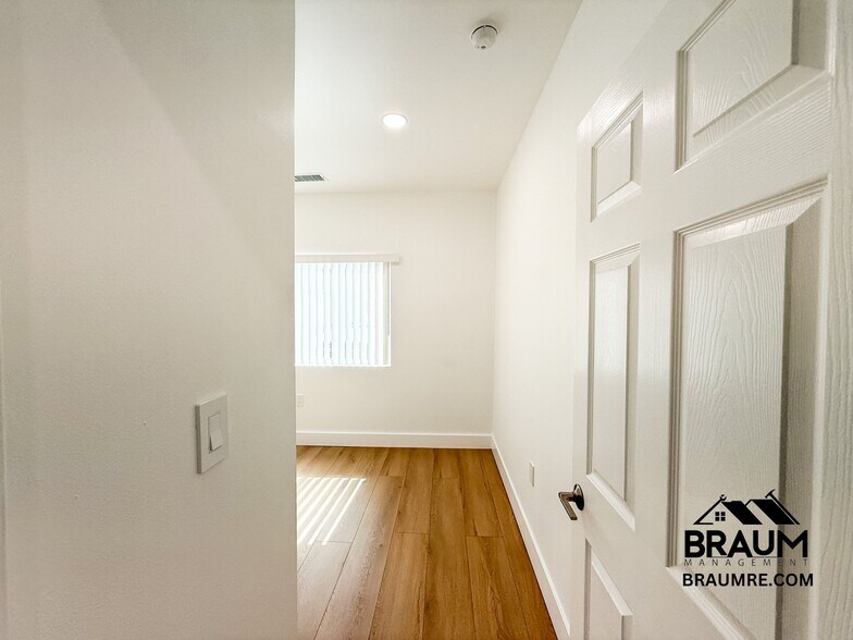 Building Photo - 1109 La Peer Dr