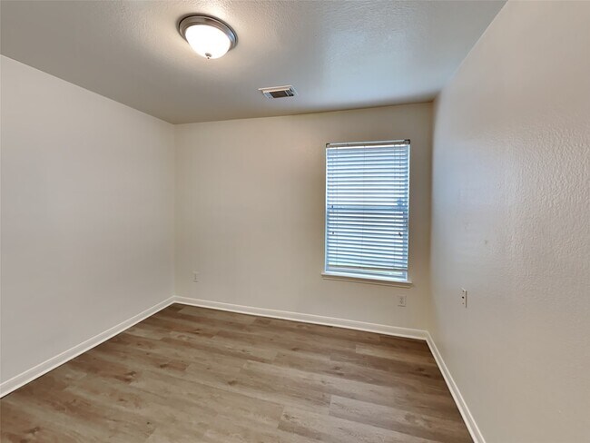 Building Photo - 9626 Eaglewood Glen Tr