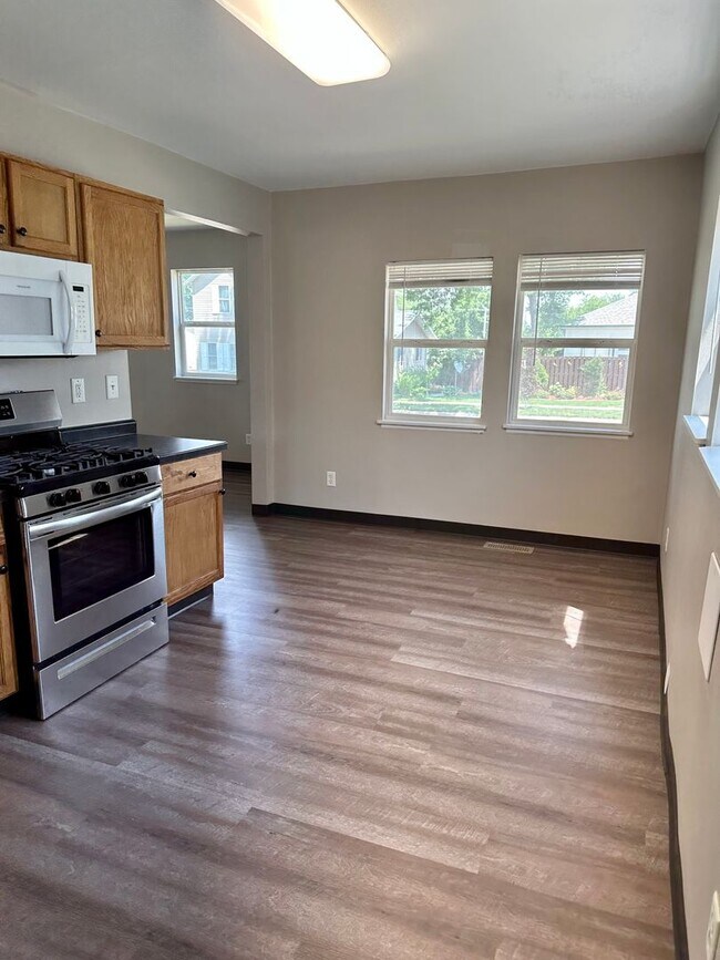 Building Photo - $1,175 | 1 Bedroom 1 Bath | Studio House | W&D | Fenced Yard | Central A/C