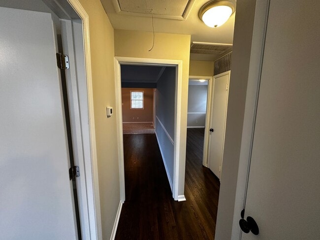 Building Photo - Darling Renovated 3 Bedroom Ranch in Conve...