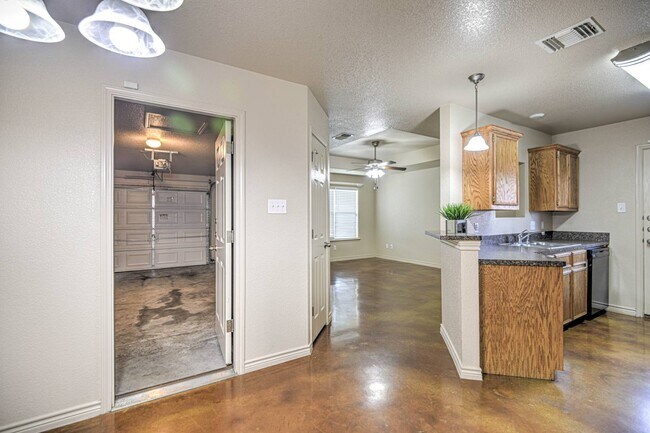 Building Photo - 1607 Powder River Dr APT A