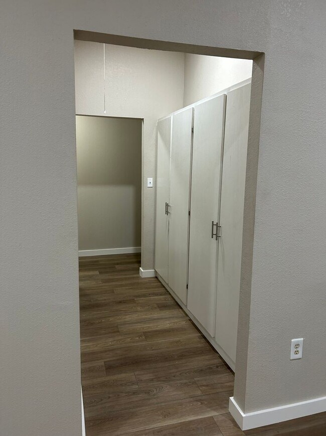 Building Photo - 4 Silver Hls Ln