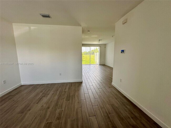 Building Photo - 1092 SE 23rd Ave