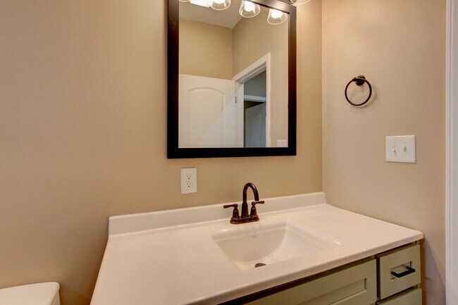 Building Photo - 135 Riverbend Dr