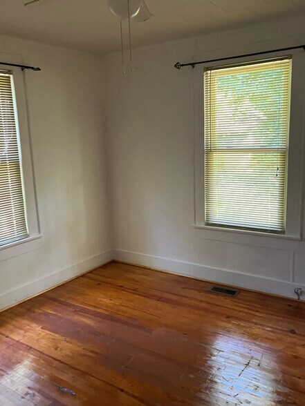 Building Photo - 508 N Spring Ave