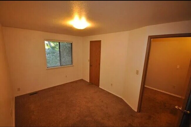 Building Photo - "Charming 2-Bedroom Retreat with Modern Co...