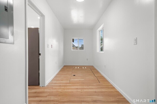 Building Photo - 810 Brewster St