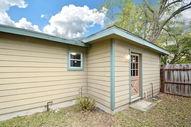 Building Photo - 517 E Martindale St
