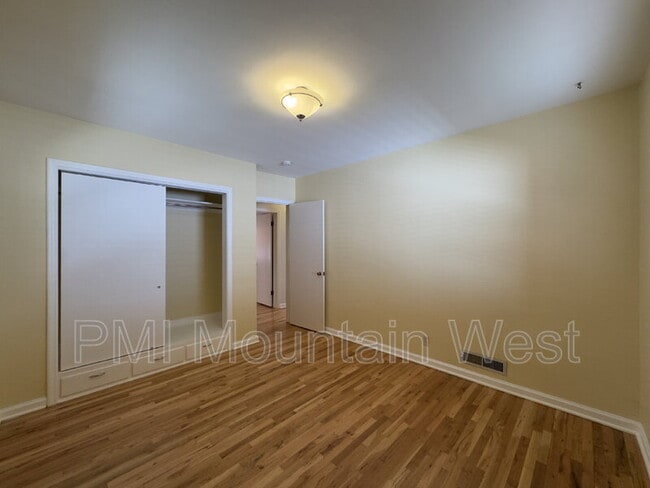 Building Photo - 1878 E Stratford Ave