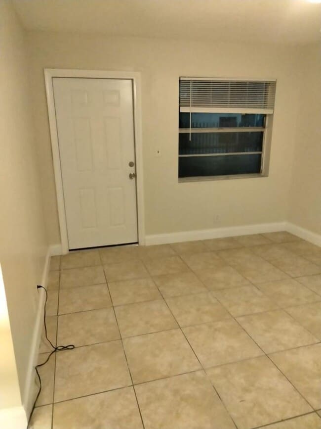 Building Photo - Large 1 Bed 1 Bath in Lauderdale Lakes