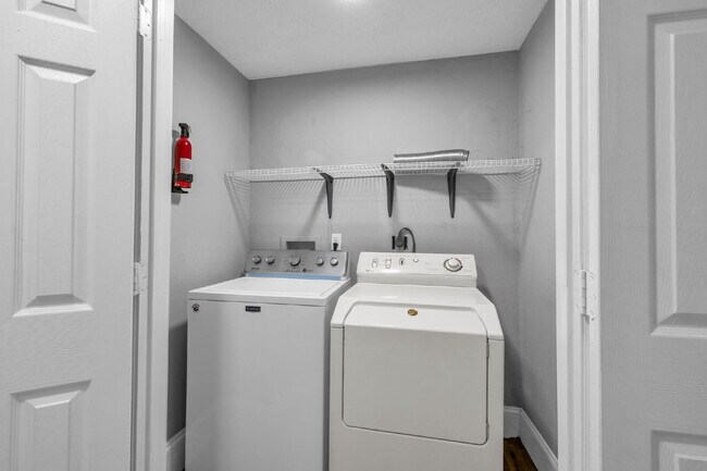 Building Photo - Sleek Highland Park Unit – Great Location,...