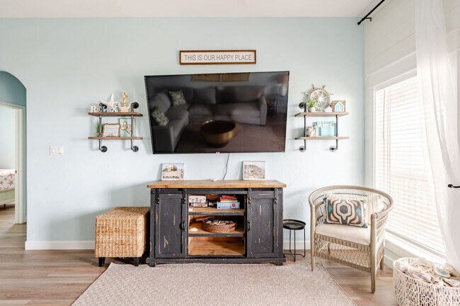 Building Photo - 994 Dolly St