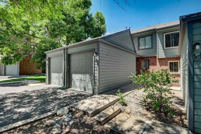 Building Photo - $2,025 - 2 Bed, 2.5 Bath Unit in Lakewood with In-Unit Laundry!