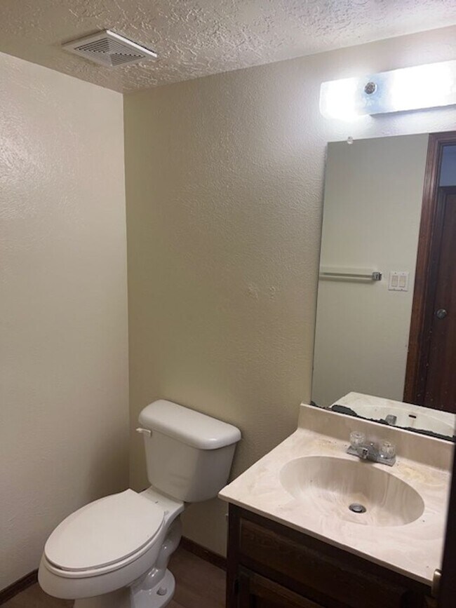 Building Photo - Charming Townhouse Complex . This diamond ...