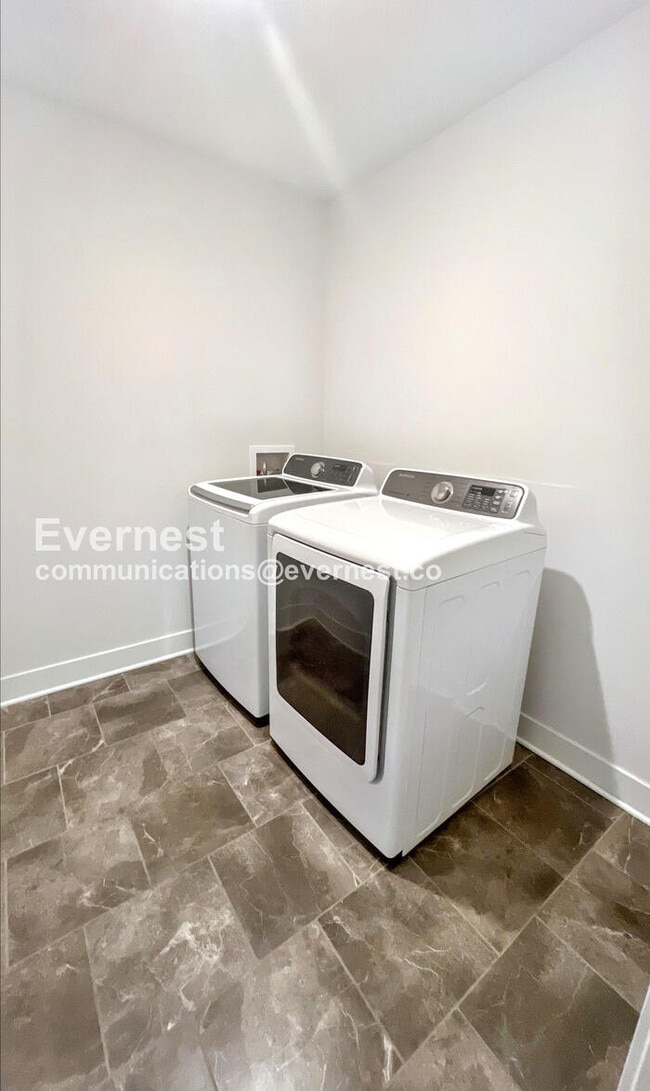 Building Photo - 509 SW Brummel Rd