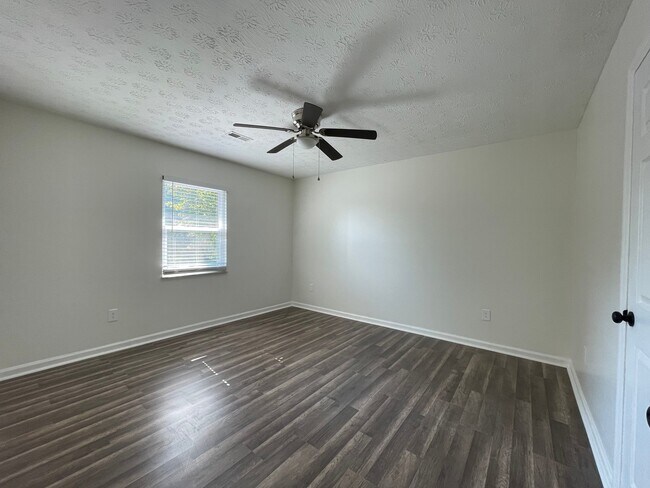 Building Photo - 115 Stone Tree Dr