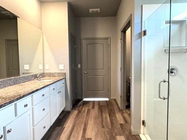 Building Photo - Gorgeous 2 Bedroom Home with Office!