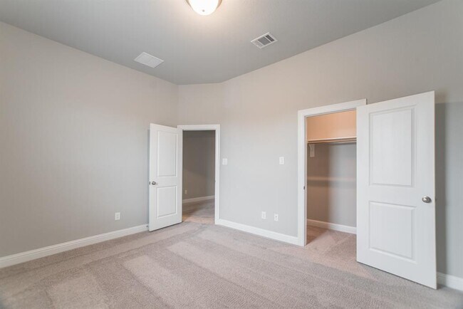 Building Photo - 2344 Goldenglade Dr