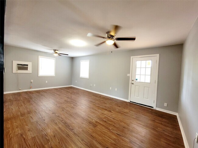 Building Photo - 15590 Magnolia Park