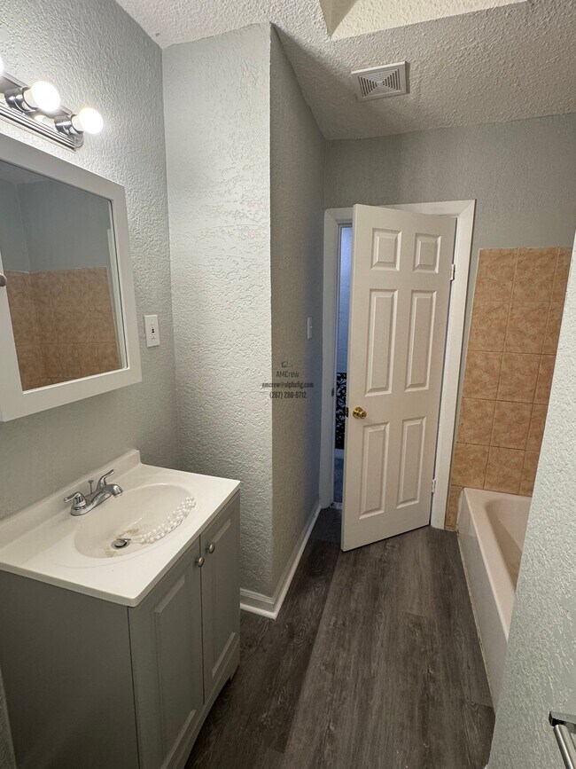 Building Photo - 5563 Matthews St