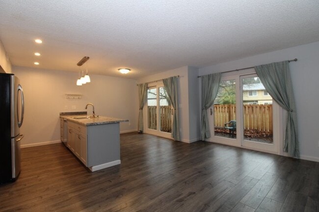 Building Photo - Charming 3 Bedroom Rental in Kirkland, WA ...