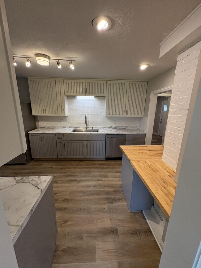 Building Photo - 3 bed, 2 bath House for Rent!